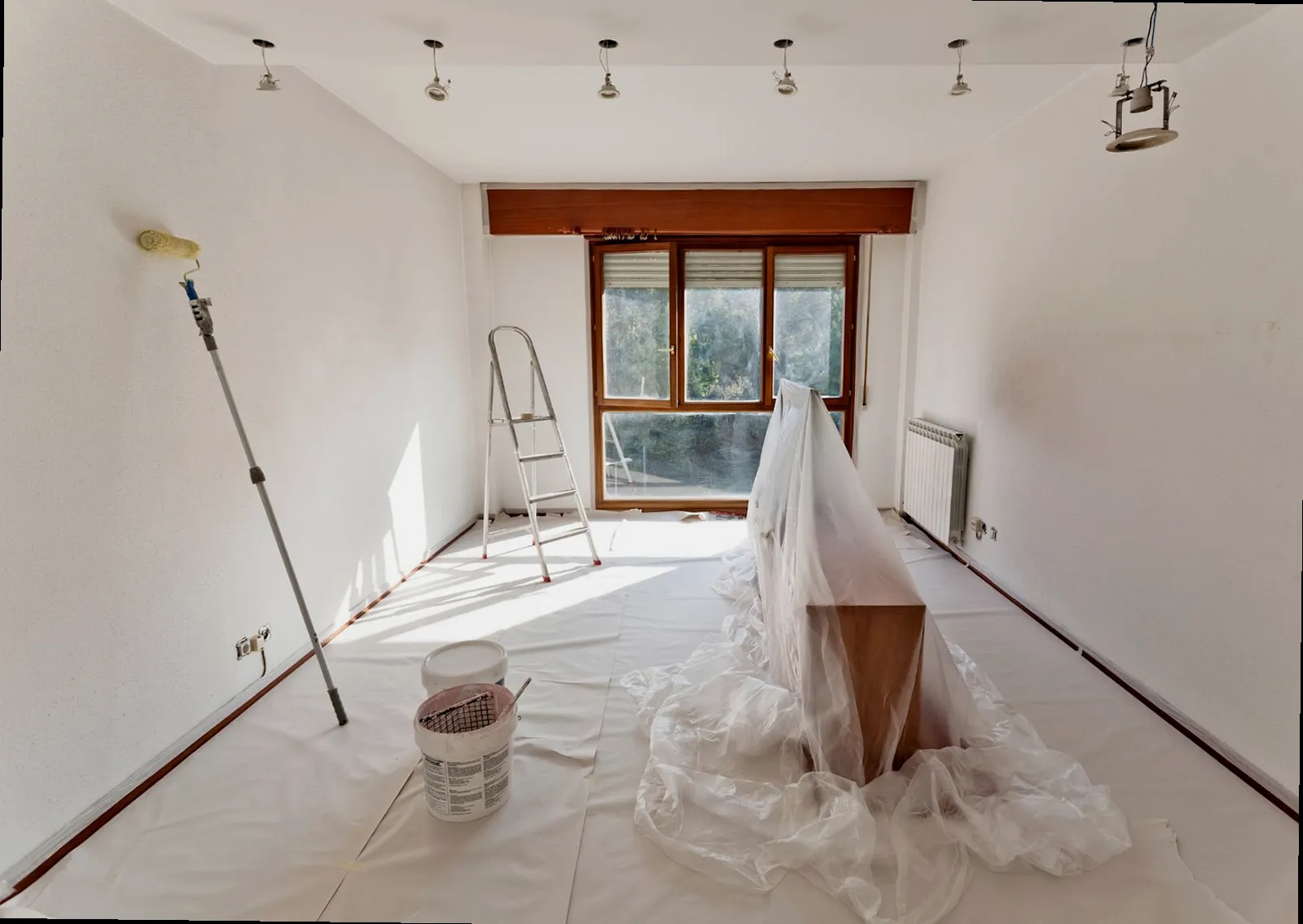 Pintor revisando una pared antes de pintar en Balazote