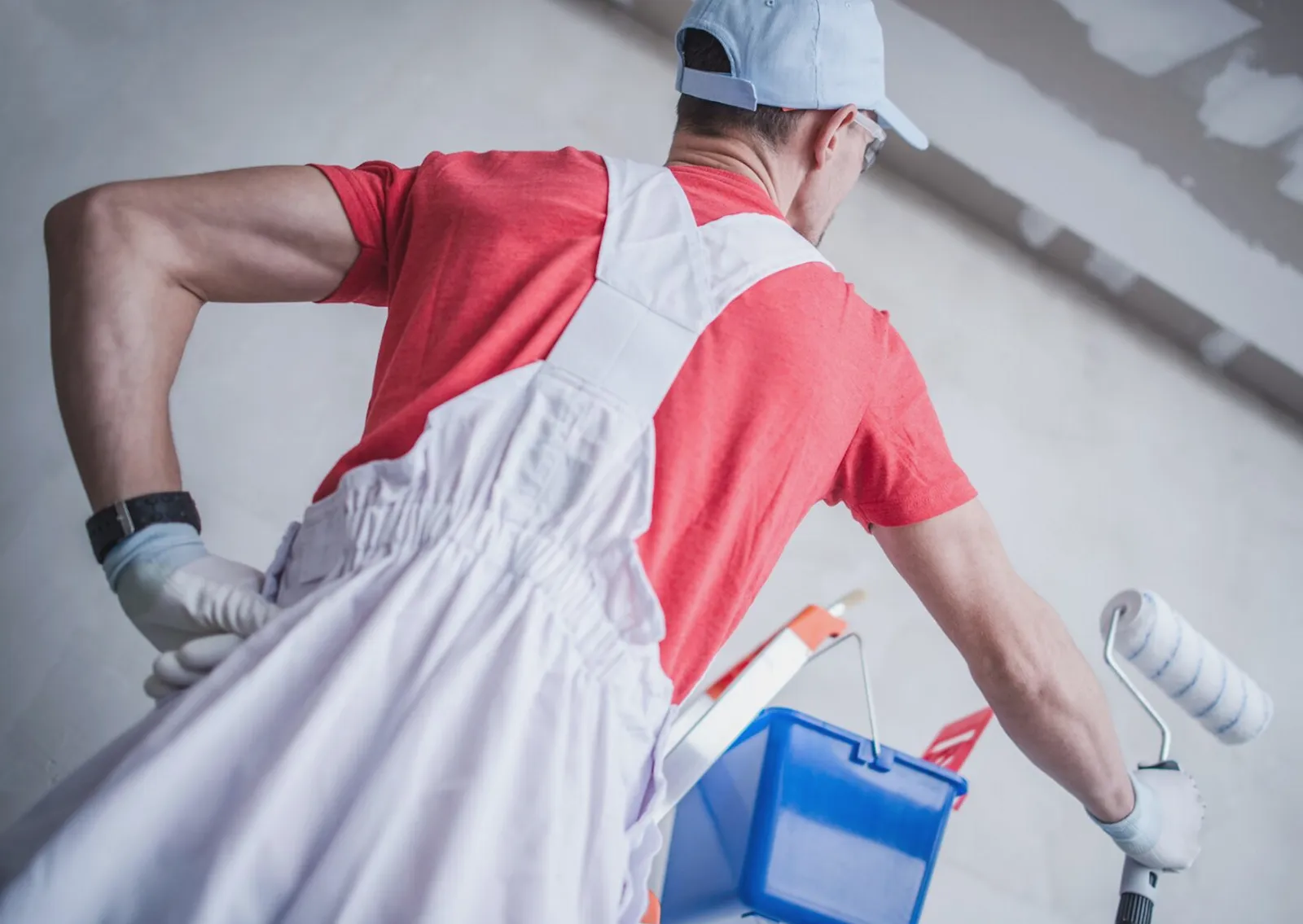 Pintor revisando una pared antes de pintar en Cervelló