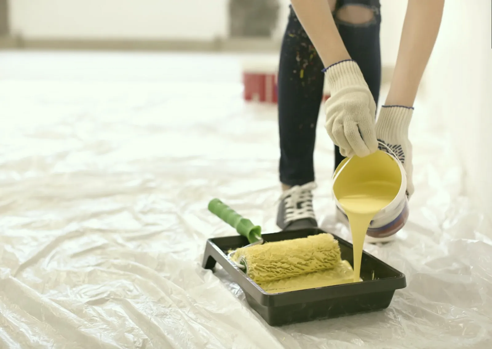 Preparación de materiales de pintor en La Puebla de Hijar