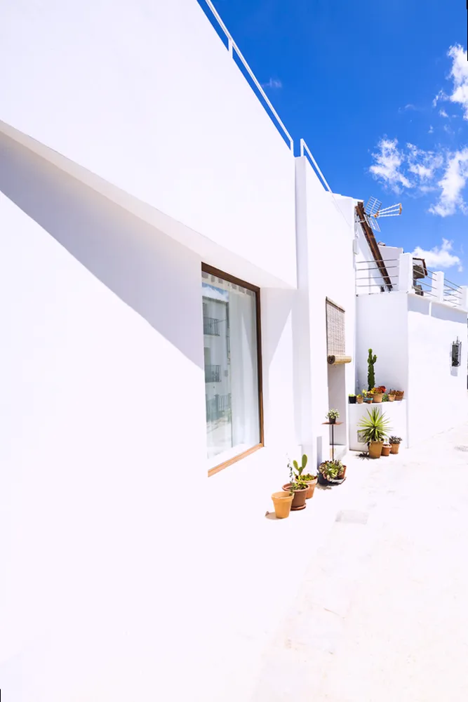 Pintor revisando una pared antes de pintar en Landete