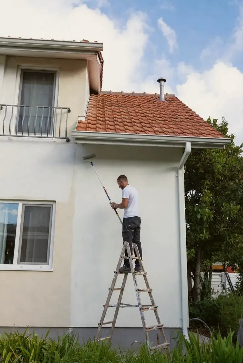 Pintor revisando una pared antes de pintar en Miengo